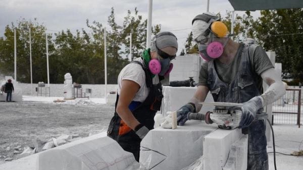 Kuşadası Neopolis Heykel Sempozyumu’nda ‘Yaşam hakkı’ teması mermer bloklarda işleniyor