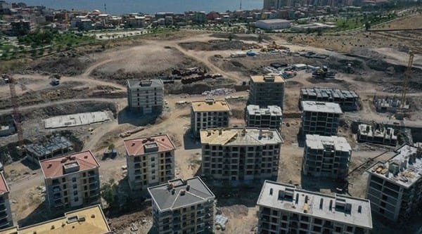 Deprem konutlarını cemaate yaptırmışlar