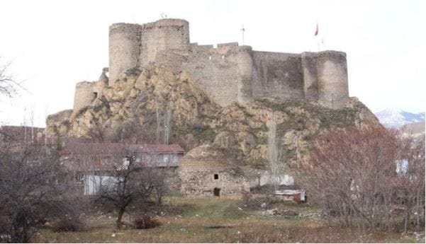 Oltu Kalesi’nde dev yarıklar oluştu