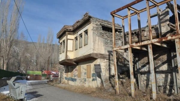 Tarihi konaktan geriye 4 duvarı kaldı