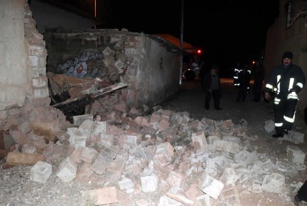 Kayseri’de 4.9 büyüklüğünde deprem meydana geldi, bazı evlerde hasar oluştu