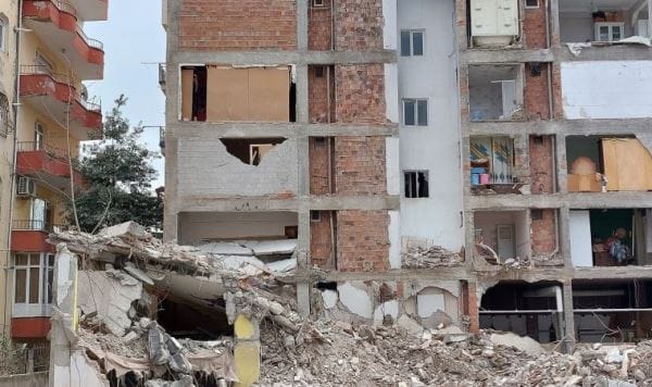 40 yıldır ölümle burun buruna yaşamışlar: Bina yıkılınca ortaya çıktı!