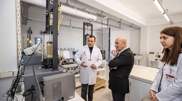 Soyer büyük depremin ardından kurulan laboratuvarı inceledi