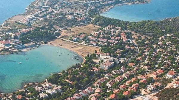 Çeşme’de denize sıfır arsaların satışa çıkarılması yargıya taşındı