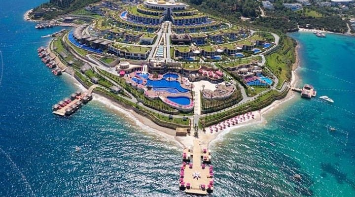 Skandallar otelini genişletme ısrarı