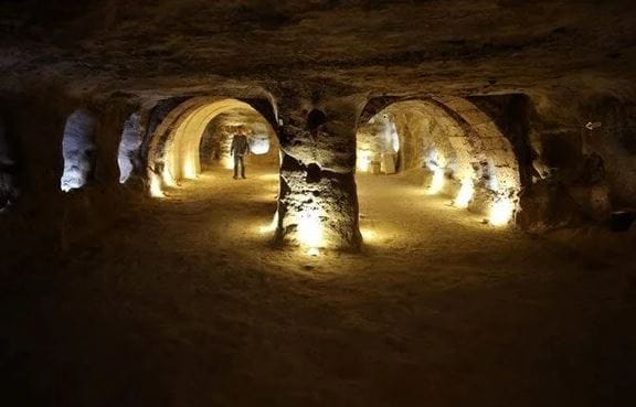 Tarihi yamaç yerleşimi Kayaşehir’de ortaya çıkarılan tünel turizme açılıyor