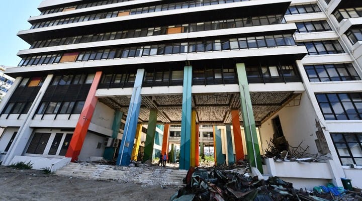 İzmir Büyükşehir Belediyesi binası yıkılıyor