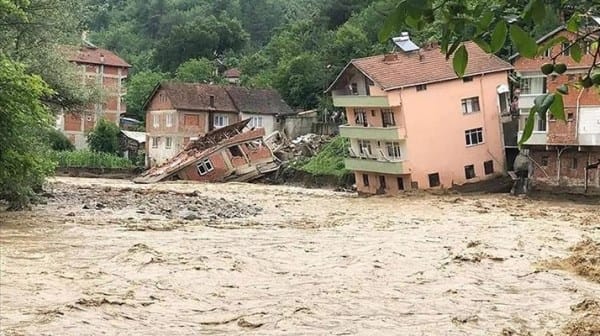 Otel açılmadan sel alıp gitti
