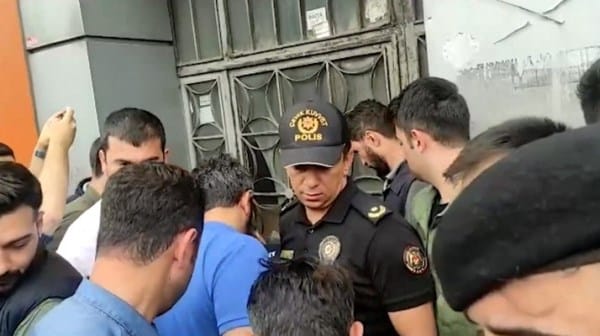 Okmeydanı’nda kentsel dönüşüm zorbalığı: Evini boşaltmayanın enerjisi kesildi!