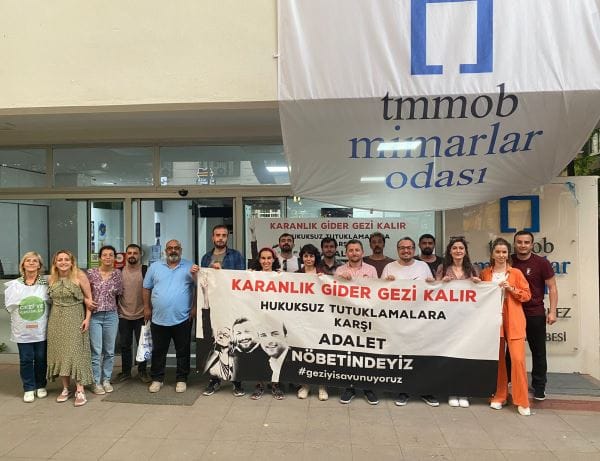 Adalet Nöbeti’nde yargıçlara “Siyasi iktidarın dayatmalarına göre karar vermeyin, bu ülkede hakkı, hukuku hakim kılın” çağrısı
