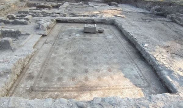 Bergama’da yaklaşık 1800 yıllık geometrik desenli mozaik bulundu