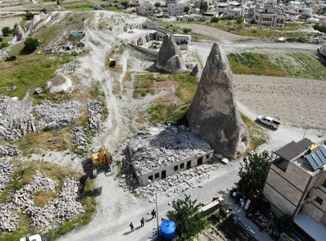 Kapadokya’da ara verilen kaçak yapı yıkımı tekrar başladı