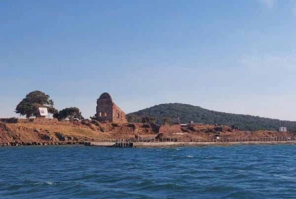 Ayvalık Tabiat Parkı’nda koruma altında bulunan Tavuk Adası ‘keyif adası’ yapılmak isteniyor