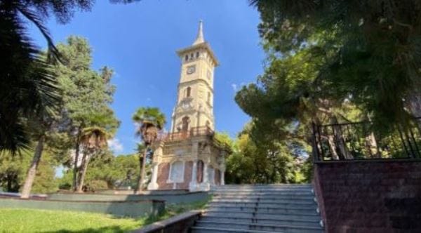 Tarihi İzmit Saat Kulesi’nin altındaki çeşmelere ve mermerlere tahribat