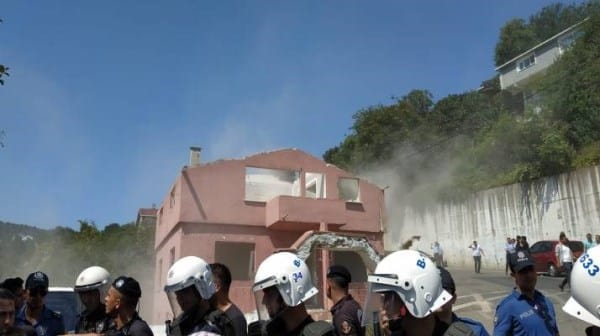 AKP’li Beykoz Belediyesi, yürütmeyi durdurma kararına rağmen yıkıma başladı