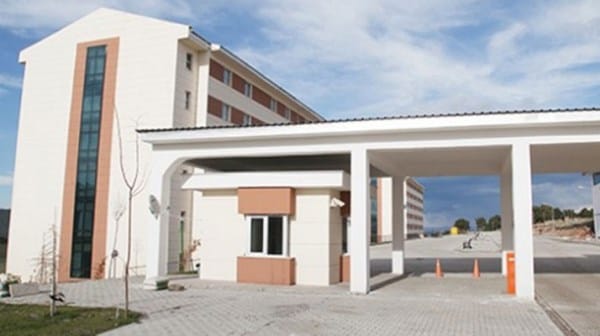 ‘İnşaatını eski bakanın yaptırdığı 852 kişilik yurtta betondan çalındı’ iddiası