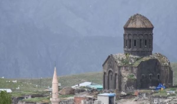 Kars’ta köy ortasındaki kilise, haç planlı ve kubbeli mimarisiyle dikkati çekiyor