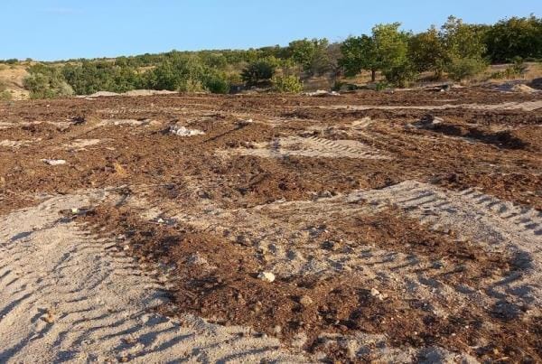 Kapadokya’da tahribatı gizlemek için yol hafriyatı üzerine hayvan gübresi döktüler! 