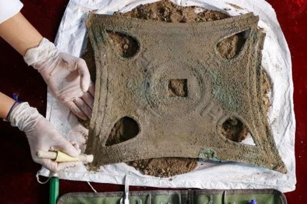 Van’da Urartulara ait mimari kaplama levhası bütün halde bulundu