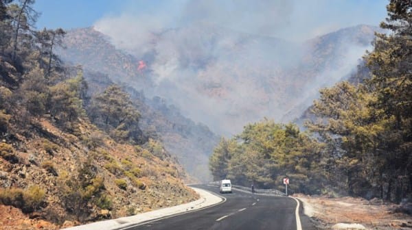 Marmaris’te orman yangını: Destek için giden yangın söndürme helikopteri Denizli’de düştü!
