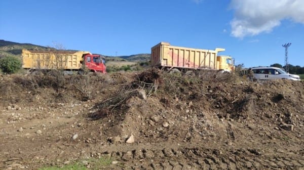 Çambükü’nde yurttaşların ağaçları söküldü, tarlalar yol oldu