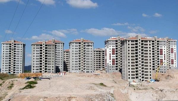 “TOKİ önce kurada kazanıp 3 yıldır bekleyenlere ev yapsın”
