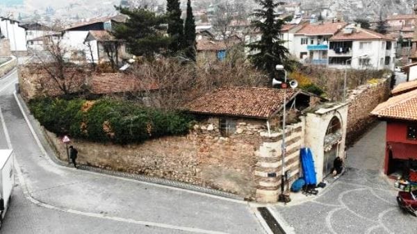 Sultan 1. Mahmut döneminde yaptırılan Paşa Han alıcısını bekliyor