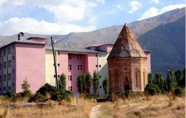 700 yıllık kümbet 15 yıl sonra kurtuldu
