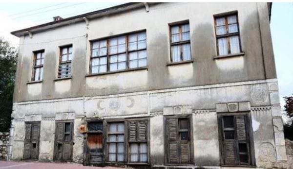 200 yıllık evin çatısından Osmanlıca kayıt defteri çıktı