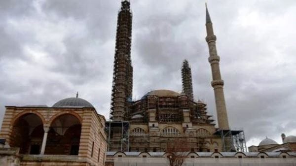 Restorasyondaki tarihi Selimiye Camisi’nin 594 penceresi de değişiyor