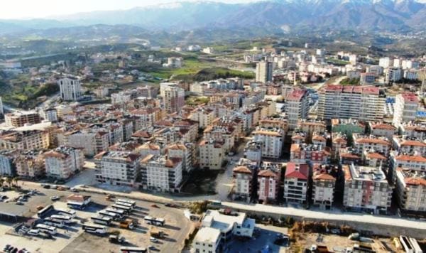 Yerle bir olan Hatay’ın bu caddesinde hiçbir ev yıkılmadı