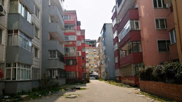 İstanbul’da anlaşmazlık nedeniyle yıkılamayan siteye “çok riskli” raporu