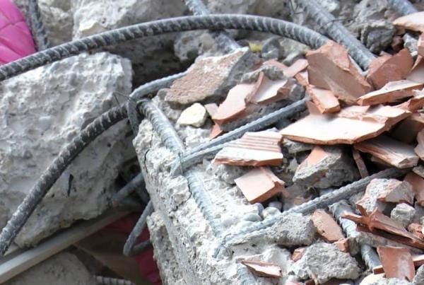 Deprem bölgesinde inceleme yapan uzmanlar, yıkılan binalarda ‘nervürlü demirlerin’ kullanılmadığını söyledi