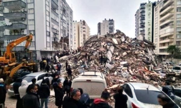 Kahramanmaraş merkezli büyük deprem… Adana’da dev apartmanlar yerle bir oldu