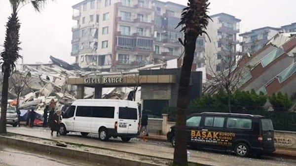 Hatay’da yaptığı üç sitede yıkım yaşanan müteahhitten skandal sözler!