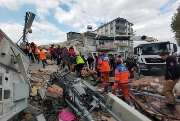 Osmaniye’de artçı sarsıntıda 4 katlı bina yıkıldı, binada arama-kurtarma çalışması başlatıldı