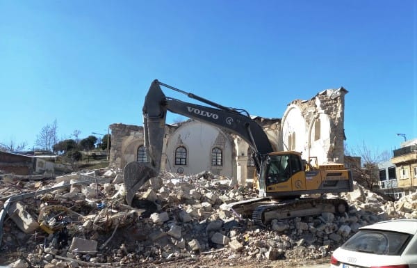 Depremde zarar gören Adıyaman Ulu Cami’yi kepçeyle yıkmak kültür bilmezliktir