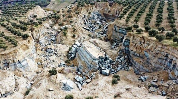 Deprem felaketinin ardından yer kabuğunda 7,3 metrelik yer değiştirme oldu, 3 bin 858 artçı yaşandı