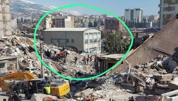 İbretlik fotoğraf! Tüm binalar yıkıldı… Bir tek o ayakta kaldı