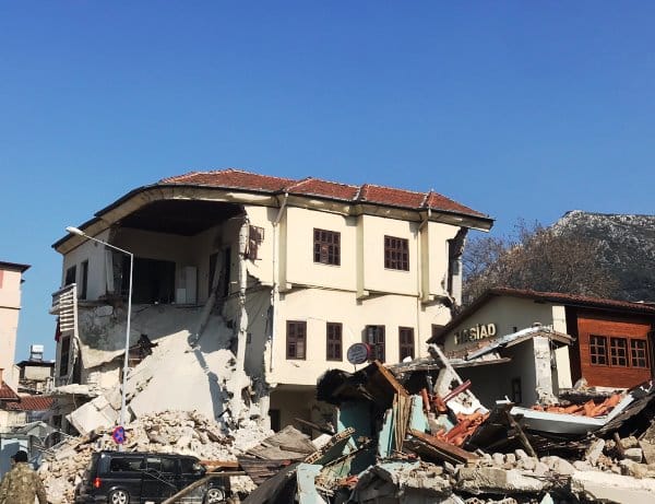 Deprem bölgesindeki tarihi eserler moloz değildir, korunmaya alınmalı