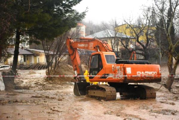 Adıyaman’da konteyner suya kapıldı: 1 kişi hayatını kaybetti, 3 kişi kayıp