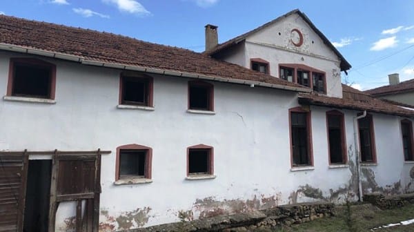 Kızılay tarihi yapıyı kaderine terk etmiş