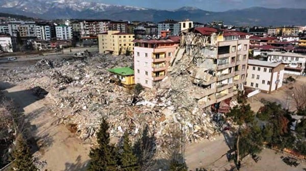 Halk enkaz altındayken halı saha ihalesi: Aranan devlet ihaleden çıktı!