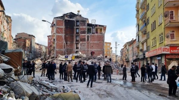 Malatya’da 5 katlı bina çöktü