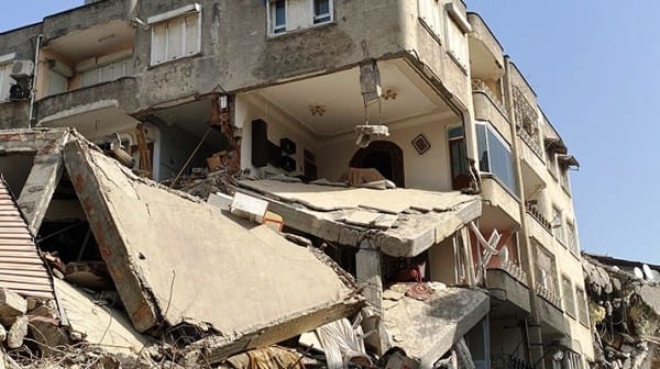 BirGün deprem bölgesinden bildiriyor: Bin TL’ye hasarlı evden eşya çıkartılır