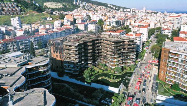 İzmir’deki yangın 8 saatte kontrol altına alındı: Bina kullanılamaz hale geldi