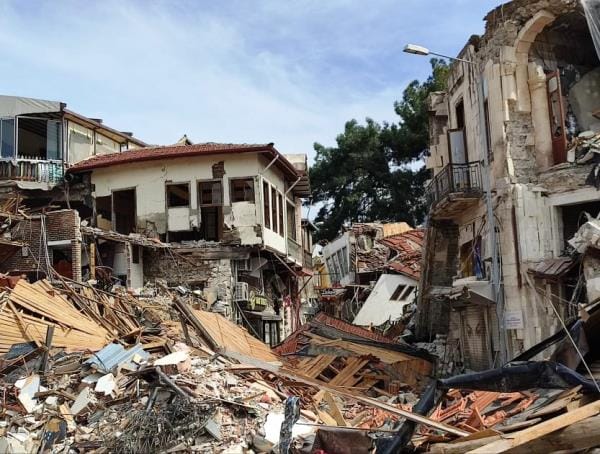 Deprem sırasındaki yıkım sonrasında da devam ediyor
