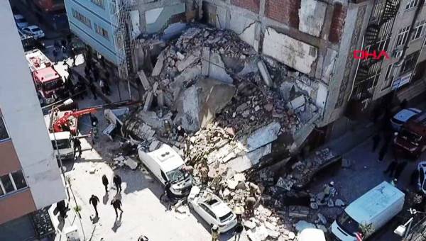 Güngören’de 4 katlı bina araçların üzerine çöktü: 1 yaralı