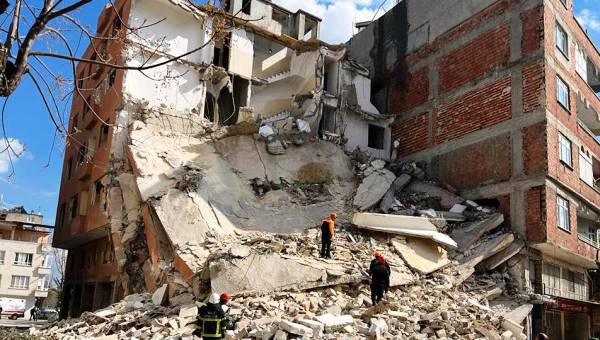 Kilis’te ağır hasarlı bir bina çöktü