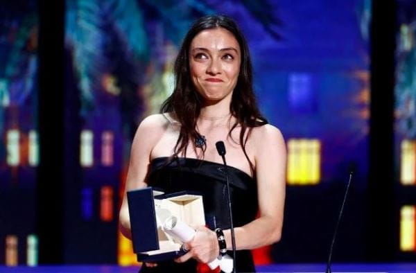 Merve Dizdar Cannes Film Festivali’nde en iyi kadın oyuncu ödülünü aldı